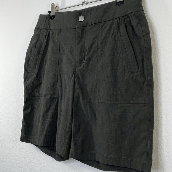 Athleta Trekki Bermuda Short Dark Olive size 4 Ripstop Hiking Trails Outdoors - Picture 2 of 9